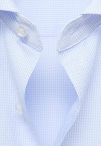 Gulerul unei cămăși în carouri bleu deschis, cu închidere cu nasture, având un material texturat. Linii curate și un design clasic.