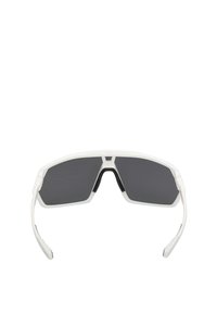 Bílé sportovní sluneční brýle s obepínajícím designem, tmavými skly a gumovými akcenty na stranách a nohách pro lepší úchop a komfort.