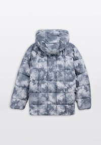 Szara kurtka puchowa tie-dye z kapturem, pikowanym wzorem i nieco luźnym krojem, z widocznym przeszyciem i ozdobnym wzorem.