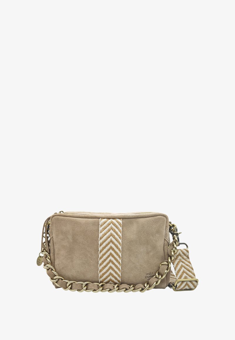 Sac bandoulière en suède beige avec une bandoulière à motif chevron, détails en chaîne dorée et fermeture à zip. Forme rectangulaire, texture douce.