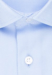 Jasnoniebieska koszula w paski z zapięciem na guzik, jednym białym guzikiem oraz gładką teksturą materiału z poziomymi liniami.