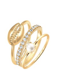 Goldfarbener Mehrfachring-Satz mit Muschel-Design, strukturiertem Oberflächenfinish, klaren Edelsteinen und einem Perlen-Akzent auf einem der Ringe.