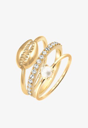Guldfarvet multi-ring sæt med et muslingedesign, tekstureret overflade, klare sten og en perleaccent på en af ringene.