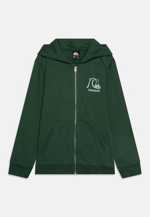 Sweat à capuche zippé vert foncé avec poches avant et logo vague Quiksilver blanc sur le côté gauche de la poitrine, présenté sur un fond clair.