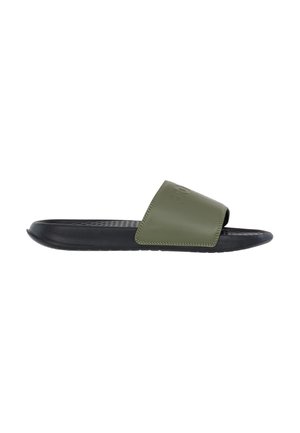 Schwarze Slidesandale mit einer strukturierten Fußsohle und breitem olivgrünem Riemen oben.