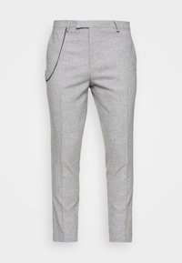 Světlé šedé slim-fit kalhoty pro muže s předním záhybem a černým řetízkem na levé kapse na bílém pozadí.