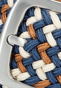 Woven pas z niebieskich, białych i brązowych włókien syntetycznych, z metalową klamrą w kolorze srebrnym i fakturowaną powierzchnią.