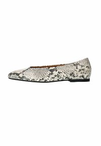 Puntige ballerina's in zwart-wit slangenleer met een textuur en een low-profile zwarte zool.