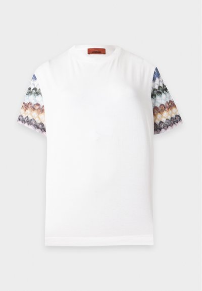Λευκό T-shirt με στρογγυλή λαιμόκοψη και κοντά μανίκια που διαθέτει πολύχρωμο μοτίβο κοχυλιών σε αποχρώσεις μπλε, πράσινου, πορτοκαλί και μοβ.