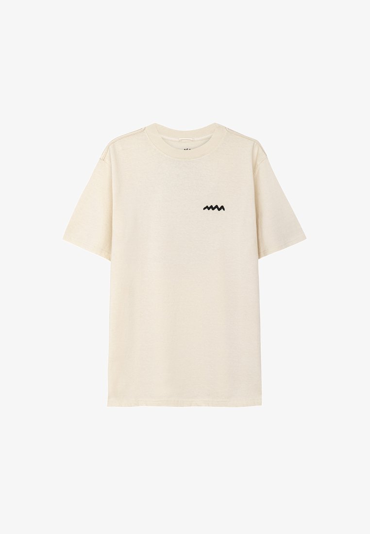 Kremowa bawełniana koszulka z okrągłym dekoltem i krótkimi rękawami, z małym czarnym logo w zygzak na lewej piersi.