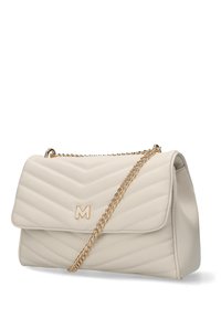 Borsa a tracolla trapuntata color crema con catena dorata, dotata di chiusura a patta magnetica e logo metallico "M" sulla parte anteriore.