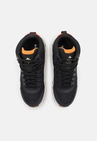Schwarze Mid-Top-Sneaker mit einem strukturierten Mesh-Obermaterial, orange und roten Akzenten sowie einem gepolsterten Innenraum. Verfügt über ein traditionelles Schnürdesign.
