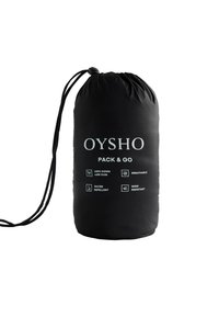 Fekete henger alakú húzózsinóros táska "OYSHO PACK & GO" felirattal, jellemzői: 100% pehely, légáteresztő, vízlepergető és szélálló.