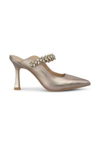 Mule con tacco alto in oro metallizzato, punta affusolata, apertura sul retro e cinturino decorativo con pietre preziose trasparenti. Texture liscia e design elegante.