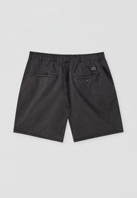Shorts noirs avec une ceinture élastique, deux poches arrière et un petit logo sur la poche arrière droite. Tissu lisse et léger.