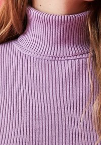 Pull-over col roulé violet côtelé, avec un col haut et un tissu texturé horizontalement. Doux et ajusté, avec un léger éclat.