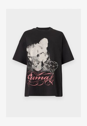 Tricou negru cu mâneci scurte, cu o grafică mare uzată albă reprezentând fața unui leu, o formă de inimă și text decorativ roz cursiv "Puma" în față.