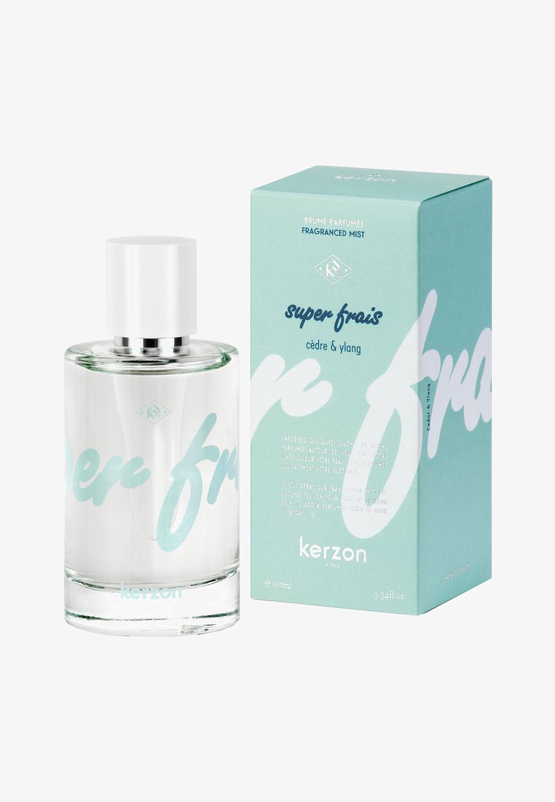 Duftsprühflasche mit weißem Verschluss und hellblauem "super frais"-Schriftzug, neben passender hellblauer Schachtel mit der Aufschrift "cèdre & ylang."