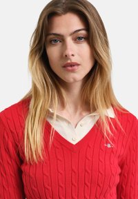 GANT STRETCH CABLE V-NECK - Strickpullover - ruby red