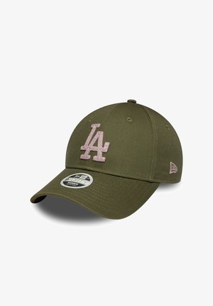 Casquette de baseball vert olive avec logo "LA" rose en relief à l'avant, logo New Era sur le côté, et visière courbée avec autocollant "9FORTY Women".