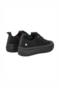 Zapatillas negras con cordones, suela de goma gruesa, textura suave, ojales de metal y un pequeño logo en la lengüeta del talón.