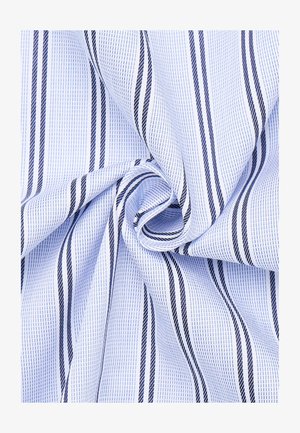 Lichtblauwe stof met een fijne, gestructureerde patroon, gekenmerkt door donkerblauwe verticale strepen. Materiaal lijkt glad en heeft een lichte glans.