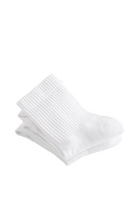 Stak af to hvide ribbede mellemlange sokker pænt foldet mod hvid baggrund.