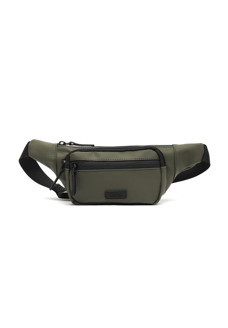 Marsupio verde oliva con cintura nera regolabile e tre scomparti con zip, esposto su uno sfondo bianco.