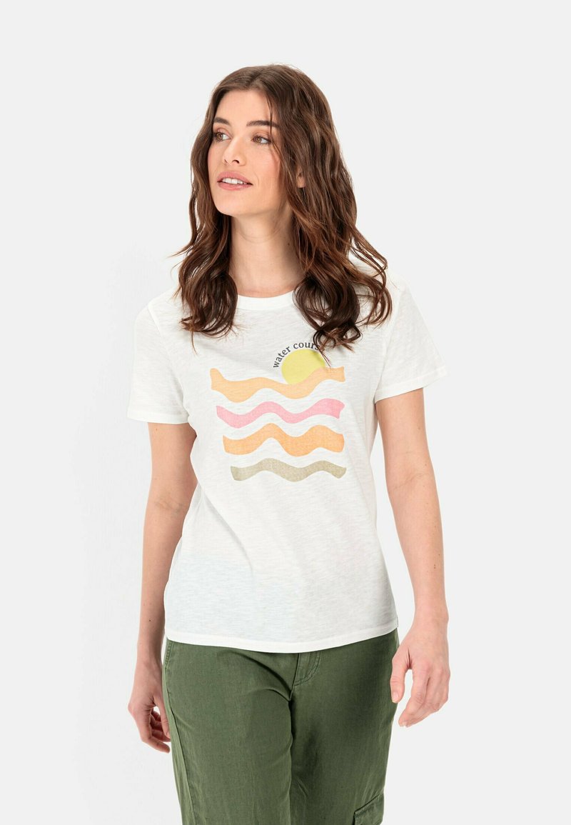 Witte katoenen t-shirt met een golvende, meerkleurige grafische print in roze, oranje, geel en beige met de tekst "waterloop."