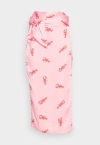 Jupe rose en tissu lisse, avec un imprimé homard rouge répété. Comprend une ceinture à nouer à la taille et une coupe droite.