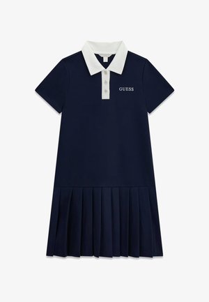 Marineblaues Kurzarmkleid mit weißem Kragen, Knopfleiste, plissiertem Saum und aufgesticktem GUESS-Logo auf der Brust.