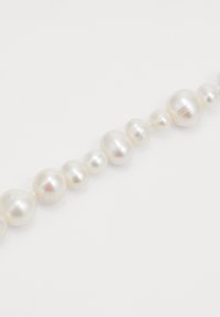 Collana di perle di dimensioni variabili, da piccole a grandi, con perle bianche lisce, rotonde e ovali caratterizzate da un lucido splendore.