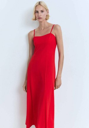 Robe maxi sans manches rouge avec un décolleté carré, un corsage ajusté et une silhouette fluide. Tissu lisse avec un design minimaliste.