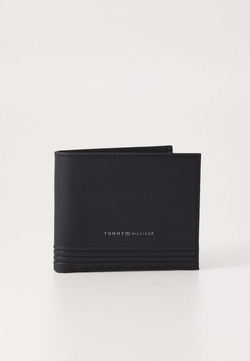 Črn bi-fold denarnica iz teksturiranega sintetičnega materiala, z detajli v srebrni barvi in vodoravnimi črtnimi poudarki na sprednji strani.