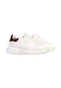 Baskets blanches avec une tige en cuir lisse et un talon en suede à imprimé léopard. Présente des accents dorés et une épaisse semelle en caoutchouc blanche.