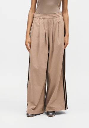 adidas Originals PLEATED - Παντελόνι φόρμας - chalky brown