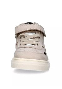 Sneaker high-top beige con tomaia in suede testurizzato, chiusura con lacci e Velcro, design perforato sulla punta e suola in gomma bianca.