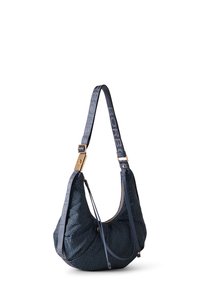 Hobo-Tasche aus strukturiertem navyfarbenem Leder mit geschwungener Form, goldenen Beschlägen und einem verstellbaren Trageriemen mit Logo-Print. Mit einem Reißverschluss oben.