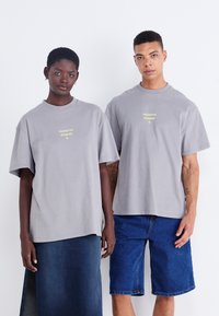 Jack & Jones PREMIUM JPRBLAHARVEY INFO TEE CREW NECK UNISEX - Trükipildiga T-särk - frost gray