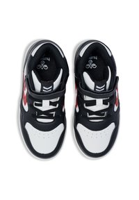 Czarno-białe buty sportowe z czerwonymi akcentami, posiadające syntetyczną cholewkę, wyściełany kołnierz i sznurowanie zapewniające pewne dopasowanie.