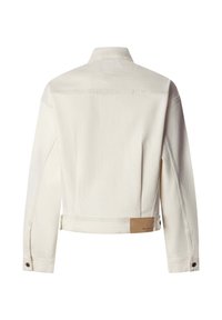 Balta džinsinė striukė su trumpintu dizainu, ilgomis rankovėmis, sagomis užsegamais rankogaliais ir odiniu ženkleliu nugaroje. Turi klasikinio tipo apykaklę ir siuvimo detales.