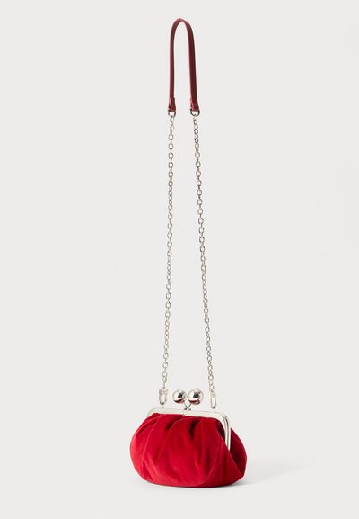 Clutch bag in velluto rosso con un design morbido e arricciato e una chiusura in argento con due chiusure rotonde. Spallaccio in catena e pelle.