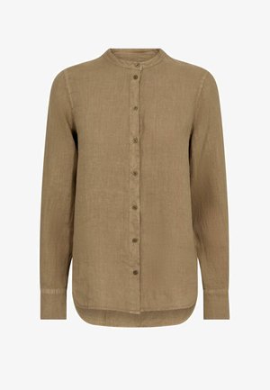 Hnedá košeľa s dlhými rukávmi na zapínanie na gombíky s mandarínskym golierom, viditeľnými švovými detailmi a zaobleným lemom.