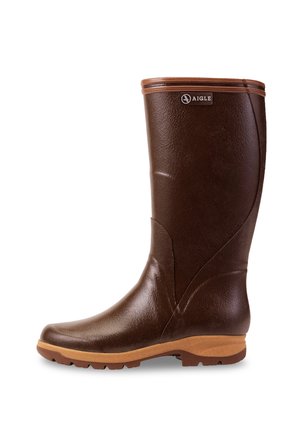Bota alta de goma marrón con superficie texturizada y suela color tostado, con el logo de Aigle cerca del borde superior.
