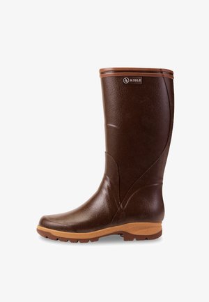 Høj brun gummistøvle med tekstureret overflade og beige sål, med Aigle-logo nær den øverste kant.