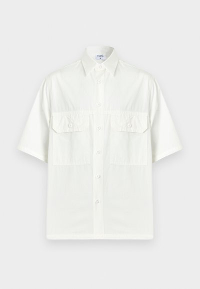 Λευκό κοντομάνικο πουκάμισο με κουμπιά, γιακά και δύο μπροστινές τσέπες με καπάκια, εμφανιζόμενο σε απλό φωτεινό φόντο.