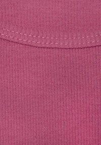 Roze ribbelstof met een gladde textuur en een gebogen, verstevigde halsrand. Het materiaal is rekbaar en heeft fijne verticale strepen.