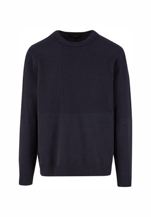 Marinblå stickad tröja med texturerad övre del av bröstet och ärmar, ribbad rund halsringning, mudd och nederkant, uppställd på vit bakgrund.