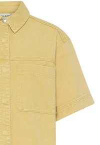 Chemise en denim jaune clair à manches courtes avec une poche poitrine avant et une fermeture à boutons-pression métalliques.