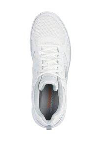 Weißer Sportschuh mit Mesh-Obermaterial, unterstützenden Überzügen, runder Zehenpartie und gepolsterter Innensohle, die mit "Memory Foam" beschriftet ist. Glatter Gummilaufsohle.